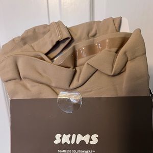 SCULPTING SHORT ABOVE THE KNEE WITH OPEN GUSSET